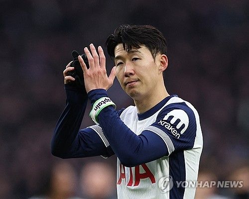 손흥민이 또다시 혹평을 들었다. 뉴캐슬 유나이티드와의 경기 선발 명단에서 제외됐던 손흥민은 후반 17분경 교체를 통해 그라운드를 밟았지만 추가시간을 포함해 38분여 정도 뛰는 동안 별다른 활약을 보여주지 못했다. 안지 포스테코글루 감독은 뉴캐슬에 역전을 허용한 상황에서 손흥민을 반전 카드로 꺼냈지만 결과적으로 좋지 않은 선택이 됐다. 사진 연합뉴스