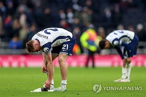 손흥민이 또다시 혹평을 들었다. 뉴캐슬 유나이티드와의 경기 선발 명단에서 제외됐던 손흥민은 후반 17분경 교체를 통해 그라운드를 밟았지만 추가시간을 포함해 38분여 정도 뛰는 동안 별다른 활약을 보여주지 못했다. 안지 포스테코글루 감독은 뉴캐슬에 역전을 허용한 상황에서 손흥민을 반전 카드로 꺼냈지만 결과적으로 좋지 않은 선택이 됐다. 사진 연합뉴스