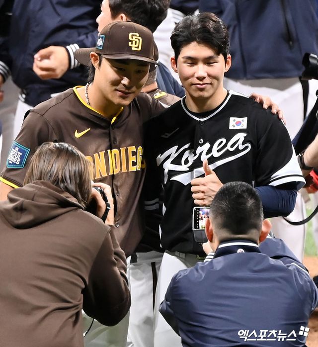 17일 서울 구로구 고척스카이돔에서 열린 '메이저리그 월드투어 서울시리즈 2024' 스페셜 매치 샌디에이고 파드리스와 팀 코리아의 경기, 샌디에이고가 팀 코리아에 1:0 승리를 거뒀다. 경기종료 후 샌디에이고 김하성과 팀 코리아 김혜성이 기념촬영을 갖고 있다. 엑스포츠뉴스 DB