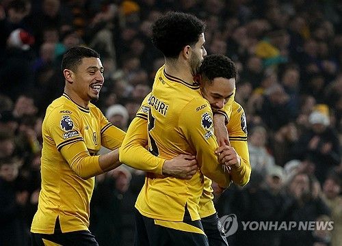 막혀있던 황희찬의 혈을 뚫어준 울버햄프턴의 에이스 마테우스 쿠냐가 울버햄프턴과 장기 재계약을 맺을 전망이다. 쿠냐가 이번 시즌 프리미어리그(PL)에서 좋은 활약을 보여주면서 아스널 등 여러 구단들의 타깃이 됐다는 루머에 불안에 떨던 울버햄프턴 팬들에게는 좋은 소식. 현재 구두 합의는 끝났고, 계약서에 서명만 하면 되는 단계인 것으로 알려졌다. 사진 연합뉴스