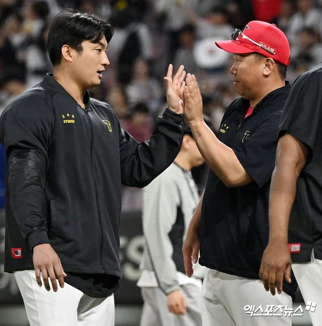 24일 오후 광주기아챔피언스필드에서 열린 '2024 신한 SOL Bank KBO리그' 삼성 라이온즈와 KIA 타이거즈의 경기, KIA가 김도영, 윤도현, 박찬호의 활약, 김도현의 호투에 힘입어 삼성에 7:1 승리를 거두며 2연승을 기록했다. 이날 경기에서 승리한 KIA 이범호 감독이 김도현이 하이파이브를 하고 있다. 엑스포츠뉴스 DB