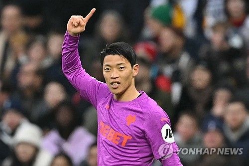 영국의 수도 런던을 연고로 하는 프리미어리그(PL)의 웨스트햄 유나이티드가 황희찬을 영입 후보로 두고 있다는 소식이다. 웨스트햄이 현재 확실한 스트라이커의 부재를 느끼고 있는 상황인지라 지난 시즌 리그에서만 12골을 넣으며 최고의 활약을 펼쳤고, 이번 시즌에도 한동안 침묵하다 최근 두 경기 연속 득점포를 가동하는 등 높은 수준의 결정력을 보여준 황희찬을 영입 리스트에 포함시킨 것으로 보인다. 사진 연합뉴스