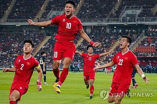 김상식 감독이 이끄는 베트남 축구 대표팀이 지난 5일(한국시간) 태국 방콕에 있는 라자망갈라 스타디움에서 열린 대회 결승 2차전에서 3-2로 승리했다.&nbsp; 앞서 2일 홈인 베트남 비엣찌에 있는 푸토 경기장에서 2-1로 승리한 베트남은 1, 2차전 합계 5-3으로 승리하며 대회 우승을 차지했다.&nbsp;연합뉴스