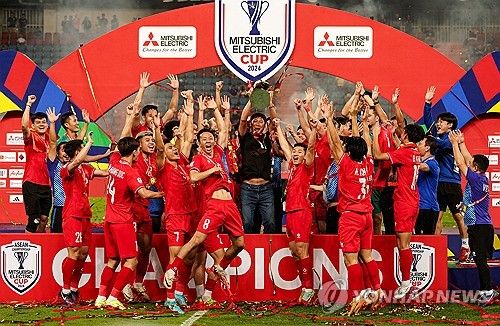 김상식 감독이 이끄는 베트남 축구 대표팀이 지난 5일(한국시간) 태국 방콕에 있는 라자망갈라 스타디움에서 열린 대회 결승 2차전에서 3-2로 승리했다.&nbsp; 앞서 2일 홈인 베트남 비엣찌에 있는 푸토 경기장에서 2-1로 승리한 베트남은 1, 2차전 합계 5-3으로 승리하며 대회 우승을 차지했다.&nbsp;연합뉴스