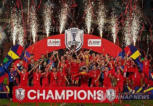 김상식 감독이 이끄는 베트남 축구 대표팀이 지난 5일(한국시간) 태국 방콕에 있는 라자망갈라 스타디움에서 열린 대회 결승 2차전에서 3-2로 승리했다.&nbsp; 앞서 2일 홈인 베트남 비엣찌에 있는 푸토 경기장에서 2-1로 승리한 베트남은 1, 2차전 합계 5-3으로 승리하며 대회 우승을 차지했다.&nbsp;연합뉴스