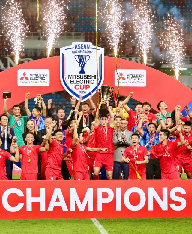 김상식 감독이 이끄는 베트남 축구 대표팀이 지난 5일(한국시간) 태국 방콕에 있는 라자망갈라 스타디움에서 열린 대회 결승 2차전에서 3-2로 승리했다.&nbsp; 앞서 2일 홈인 베트남 비엣찌에 있는 푸토 경기장에서 2-1로 승리한 베트남은 1, 2차전 합계 5-3으로 승리하며 대회 우승을 차지했다.&nbsp;베트남