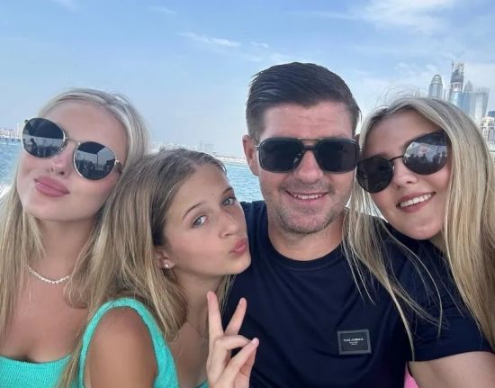 영국 매체 '더선'이 지난 6일(한국시간) 리버풀 레전드 출신인 제라드가 44세의 나이에 할아버지가 될 거라고 보도했다.&nbsp;제라드 SNS