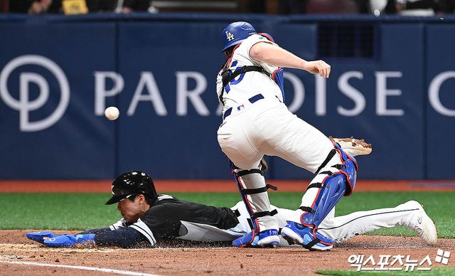 다저스 내야수 김혜성은 2025시즌 주전으로 많은 기대를 받고 있다. 팀은 경쟁자 럭스를 신시내트로 트레이드하며 김혜성을 위한 자리를 비웠다. 엑스포츠뉴스 DB