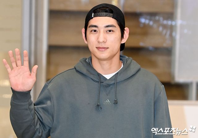 메이저리그(MLB) 샌프란시스코 자이언츠와 6년 총액 1억 1300만 달러(약 1469억원) 계약을 한 이정후가 19일 오후 인천국제공항을 통해 귀국했다. 포즈 취하는 샌프란시스코 이정후. 엑스포츠뉴스 DB