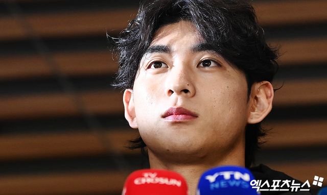 미국프로야구 메이저리그(MLB) 샌프란시스코 자이언츠 이정후가 1일 오후 인천국제공항을 통해 미국으로 출국했다. 이정후가 출국장에서 취재진과 인터뷰를 나누고 있다. 엑스포츠뉴스 DB