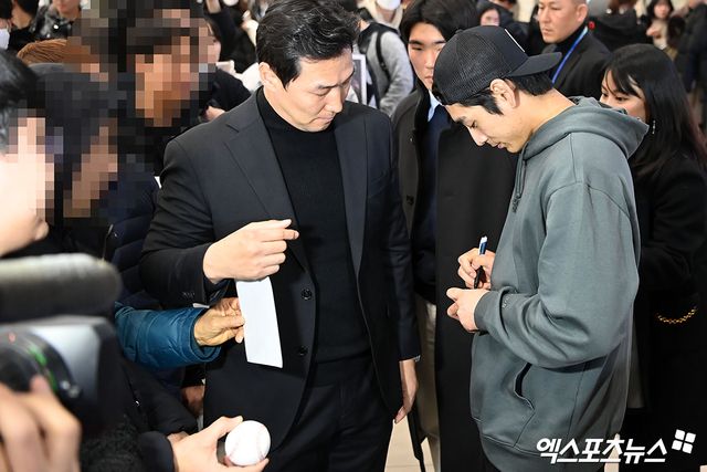 메이저리그(MLB) 샌프란시스코 자이언츠와 6년 총액 1억 1300만 달러(약 1469억원) 계약을 한 이정후가 19일 오후 인천국제공항을 통해 귀국했다. 팬에게 사인해주는 샌프란시스코 이정후. 엑스포츠뉴스 DB