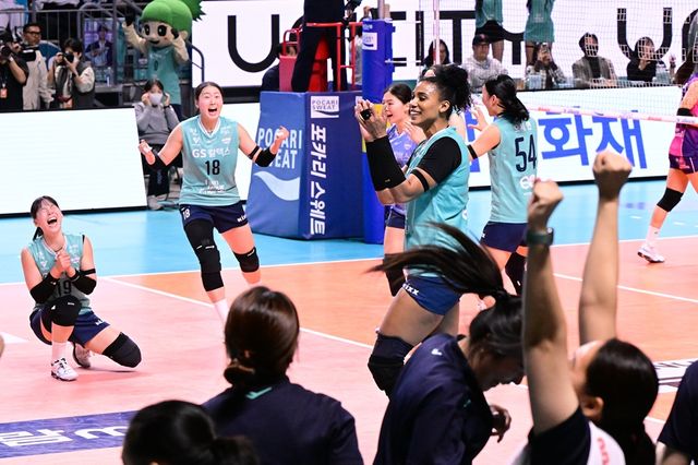 여자프로배구 GS칼텍스 선수들이 7일 서울 장충체육관에서 열린 흥국생명과의 홈경기에서 승리 후 환호하고 있다. KOVO
