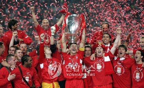 영국 매체 '더선'이 지난 6일(한국시간) 리버풀 레전드 출신인 제라드가 44세의 나이에 할아버지가 될 거라고 보도했다.&nbsp;연합뉴스