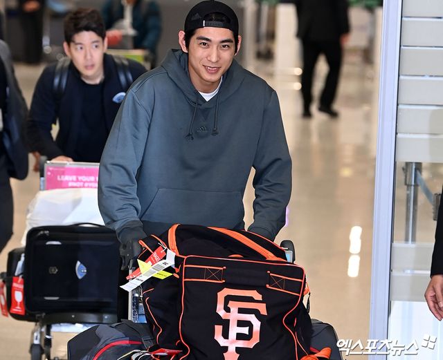 메이저리그(MLB) 샌프란시스코 자이언츠와 6년 총액 1억 1300만 달러(약 1469억원) 계약을 한 이정후가 19일 오후 인천국제공항을 통해 귀국했다. 입국장을 빠져나오는 이정후. 엑스포츠뉴스 DB