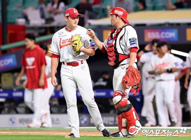 10일 오후 인천SSG랜더스필드에서 열린 '2024 신한 SOL Bank KBO리그' 한화 이글스와 SSG 랜더스의 경기, SSG가 한화를 상대로 5:0 승리를 거뒀다. 이날 경기를 마친 SSG 조병현, 이지영이 이야기를 나누고 있다. 엑스포츠뉴스 DB