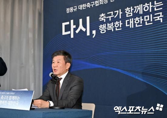 제55대 대한축구협회장 선거가 무기한 연기되면서 절대 1강으로 분류된 정몽규 후보의 4연임 판도에 큰 변수가 생겼다. 정 후보는 재판부의 결정을 존중한다고 말했다.&nbsp;&nbsp;엑스포츠뉴스DB