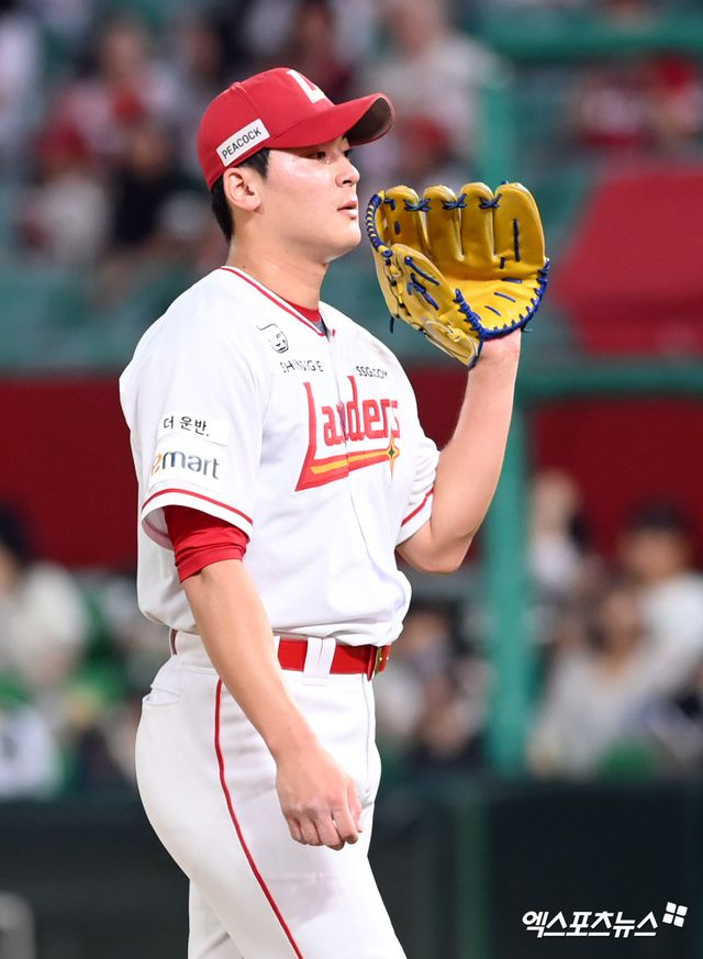 10일 오후 인천SSG랜더스필드에서 열린 '2024 신한 SOL Bank KBO리그' 한화 이글스와 SSG 랜더스의 경기, SSG가 한화를 상대로 5:0 승리를 거뒀다. 9회초 SSG 조병현이 공을 힘차게 던지고 있다. 엑스포츠뉴스 DB