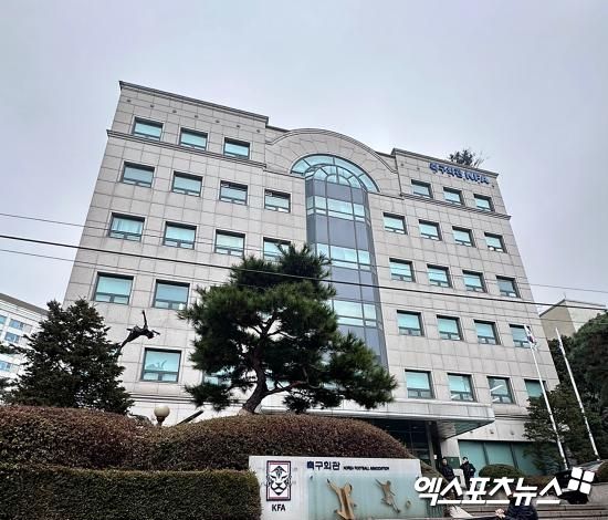 제55대 대한축구협회장 선거가 무기한 연기되면서 절대 1강으로 분류된 정몽규 후보의 4연임 판도에 큰 변수가 생겼다. 정 후보는 재판부의 결정을 존중한다고 말했다. 엑스포츠뉴스DB