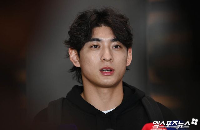 미국프로야구 메이저리그(MLB) 샌프란시스코 자이언츠 이정후가 1일 오후 인천국제공항을 통해 미국으로 출국했다. 이정후가 출국장에서 취재진과 인터뷰를 나누고 있다. 엑스포츠뉴스 DB