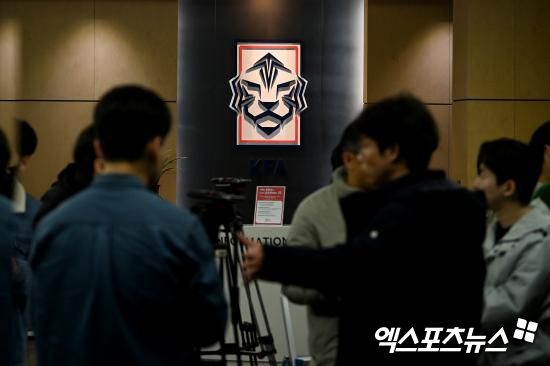 제55대 대한축구협회장 선거가 무기한 연기되면서 절대 1강으로 분류된 정몽규 후보의 4연임 판도에 큰 변수가 생겼다. 정 후보는 재판부의 결정을 존중한다고 말했다.&nbsp;&nbsp;엑스포츠뉴스DB