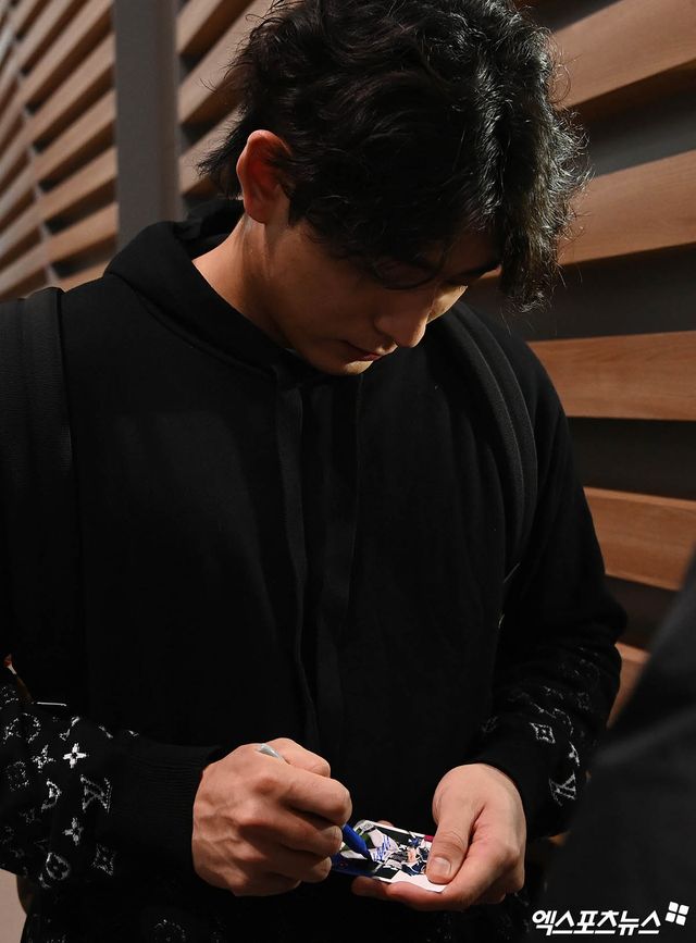 미국프로야구 메이저리그(MLB) 샌프란시스코 자이언츠 이정후가 1일 오후 인천국제공항을 통해 미국으로 출국했다. 이정후가 출국장에서 팬들의 사인 요청에 응하고 있다. 엑스포츠뉴스 DB