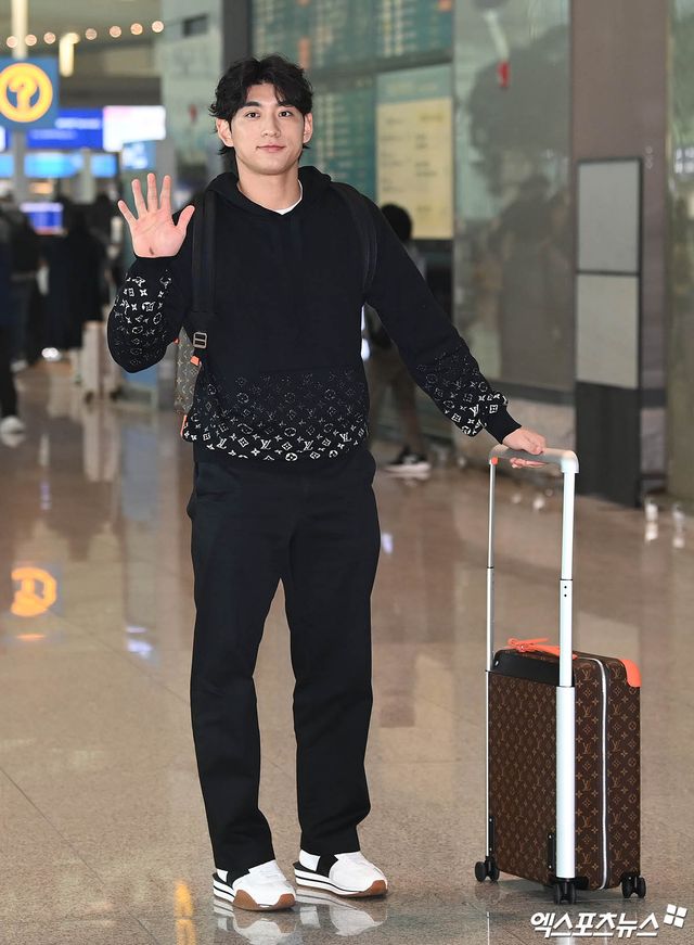 미국프로야구 메이저리그(MLB) 샌프란시스코 자이언츠 이정후가 1일 오후 인천국제공항을 통해 미국으로 출국했다. 이정후가 출국장으로 향하고 있다. 엑스포츠뉴스 DB