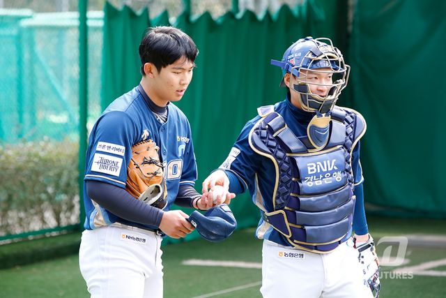 NC 투수 신영우(왼쪽)는 비시즌 교육리그와 호주프로야구 파견에서 인상적인 투구를 선보이고 있었다. 다만, 부상 탓에 조기 귀국하며 시즌 준비에 브레이크가 걸렸다. 검진 결과는 단순 염증으로 인한 불편함 소견으로 다행히 경미한 정도에 그쳤다. NC 다이노스