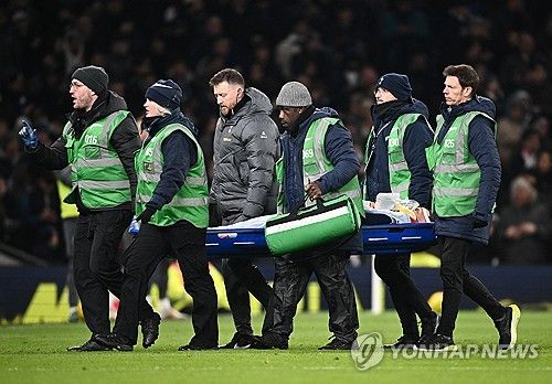 리버풀과의 경기 도중 실신했던 로드리고 벤탄쿠르의 의식이 돌아왔다. 주장 손흥민을 비롯한 벤탄쿠르의 동료들은 그의 빠른 쾌유를 기원하면서 응원의 메시지를 보냈다. 다만 벤탄쿠르는 뇌진탕 증세가 생길 수 있기 때문에 향후 며칠 동안은 조심스럽게 상태를 점검받아야 한다. 사진 연합뉴스