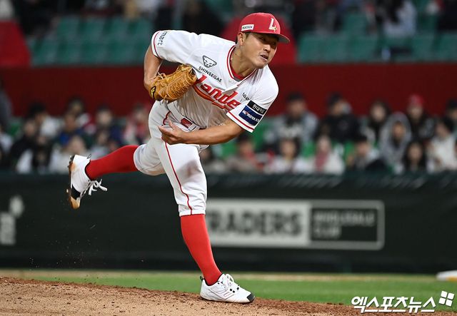 26일 오후 인천SSG랜더스필드에서 열린 '2024 신한 SOL Bank KBO리그' 한화 이글스와 SSG 랜더스의 경기, 6회초 SSG 한두솔이 공을 힘차게 던지고 있다. 엑스포츠뉴스 DB