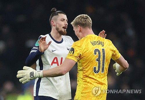 영국 스카이스포츠가 9일(한국시간) 사회관계망서비스(SNS)를 통해 토트넘 애스코트 키즈들이 판다이크를 만나 열심히 러브콜을 보내는 영상을 소개했다.&nbsp;연합뉴스