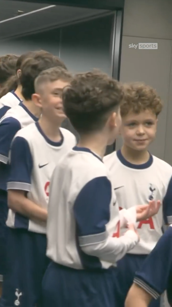 영국 스카이스포츠가 9일(한국시간) 사회관계망서비스(SNS)를 통해 토트넘 애스코트 키즈들이 판다이크를 만나 열심히 러브콜을 보내는 영상을 소개했다.&nbsp;스카이스포츠