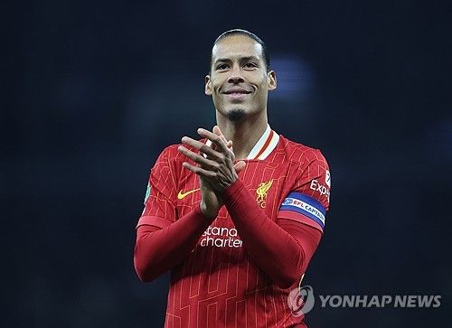 영국 스카이스포츠가 9일(한국시간) 사회관계망서비스(SNS)를 통해 토트넘 애스코트 키즈들이 판다이크를 만나 열심히 러브콜을 보내는 영상을 소개했다.&nbsp;연합뉴스