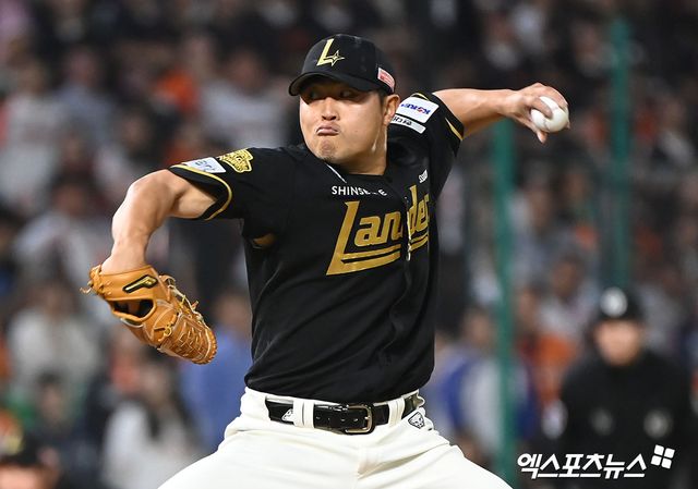 24일 오후 인천SSG랜더스필드에서 열린 '2024 신한 SOL Bank KBO리그' 한화 이글스와 SSG 랜더스의 경기, 8회초 SSG 한두솔이 공을 힘차게 던지고 있다. 엑스포츠뉴스 DB