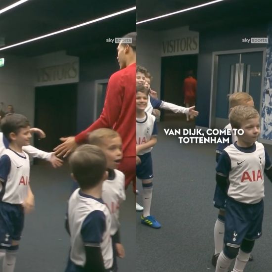 영국 스카이스포츠가 9일(한국시간) 사회관계망서비스(SNS)를 통해 토트넘 애스코트 키즈들이 판다이크를 만나 열심히 러브콜을 보내는 영상을 소개했다.&nbsp;스카이스포츠