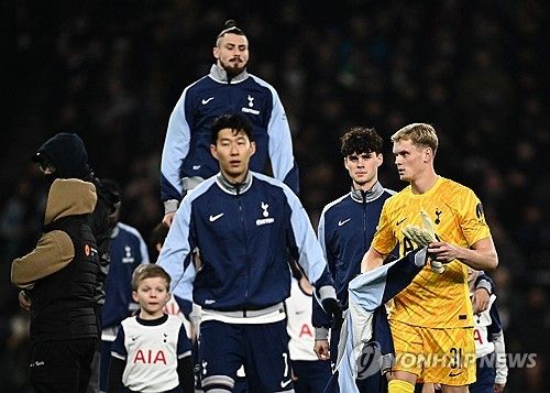 영국 스카이스포츠가 9일(한국시간) 사회관계망서비스(SNS)를 통해 토트넘 애스코트 키즈들이 판다이크를 만나 열심히 러브콜을 보내는 영상을 소개했다.&nbsp;연합뉴스