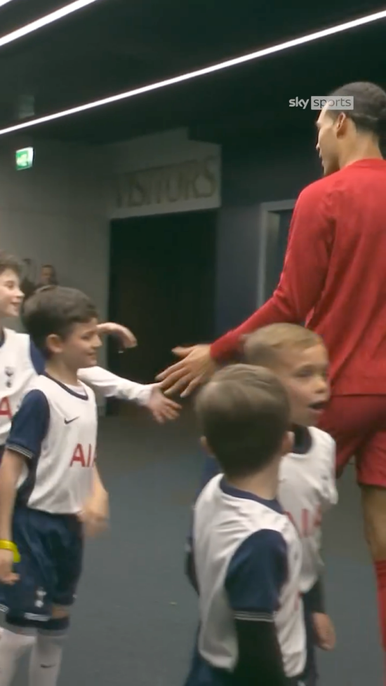 영국 스카이스포츠가 9일(한국시간) 사회관계망서비스(SNS)를 통해 토트넘 애스코트 키즈들이 판다이크를 만나 열심히 러브콜을 보내는 영상을 소개했다.&nbsp;스카이스포츠