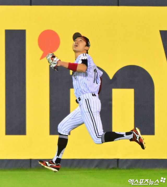  1일 오후 서울 송파구 잠실야구장에서 열린 '2025 신한 SOL Bank KBO리그' NC 다이노스와 LG 트윈스의 경기, 6회초 2사 만루 LG 박해민이 NC 권희동의 타구를 쫓아가고 있다. 엑스포츠뉴스 잠실, 김한준 기자