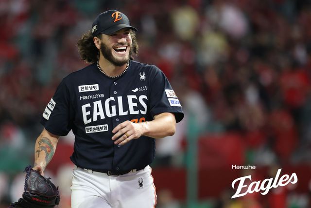 한화 이글스 코디 폰세는 1일 인천SSG랜더스필드에서 열린 2025 신한 SOL Bank KBO리그 SSG 랜더스와의 원정경기에서 선발투수로 등판해 SSG 랜더스 드류 앤더슨을 제치고 탈삼진 부문 단독 1위를 탈환, 사실상 4관왕을 확정했다. 한화 이글스