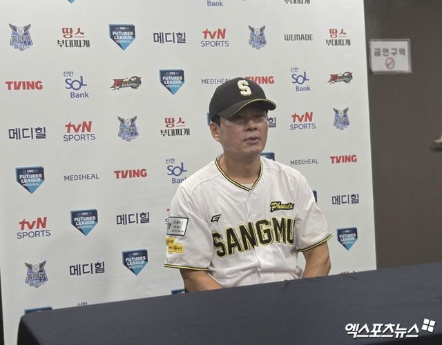 박치왕 상무 야구단 감독이 1일 서울 고척스카이돔에서 열리는 KT 위즈 2군과&nbsp;2025 퓨처스리그 챔피언 결정전에 앞서 인터뷰를 하고 있다. 사진 엑스포츠뉴스