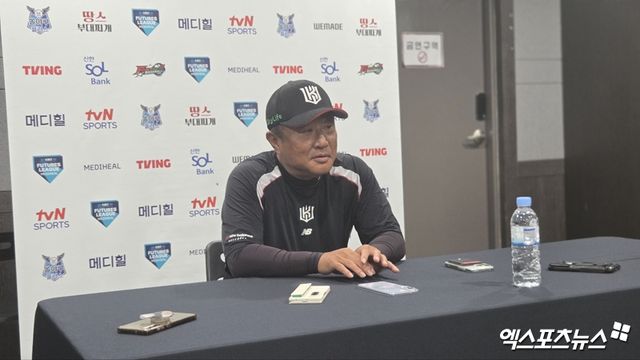 김호 KT 위즈 2군 감독이 1일 서울 고척스카이돔에서 열리는 퓨처스리그 챔피언 결정전에 앞서 인터뷰를 하고 있다. 사진 엑스포츠뉴스