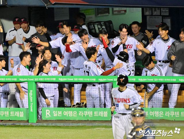 1일 오후 서울 송파구 잠실야구장에서 열린 '2025 신한 SOL Bank KBO리그' NC 다이노스와 LG 트윈스의 경기, 1회말 2사 2루 LG 오스틴이 김현수의 1타점 적시타때 득점에 성공하고 있다. 엑스포츠뉴스 잠실, 김한준 기자
