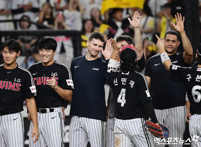지난달 27일 대전 한화생명볼파크에서 열린 '2025 신한 SOL Bank KBO리그' LG 트윈스와 한화 이글스의 경기, LG가 선발투수 톨허스트의 6이닝 2실점 호투와 타선의 고른 활약에 힘입어 9:2의 스코어로 승리하며 정규시즌 우승 매직넘버를 1로 줄였다. 경기 종료 후 LG 톨허스트가 동료들과 승리의 기쁨을 나누고 있다. 엑스포츠뉴스 DB