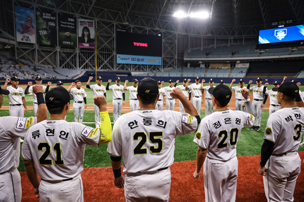 국군체육부대(상무)가 1일 서울 고척스카이돔에서 열린 2025 신한 SOL Bank KBO리그 KT 위즈 2군과의 2025 퓨처스리그 챔피언 결정전에서 패배, 준우승을 기록했다. 사진 KBO 제공