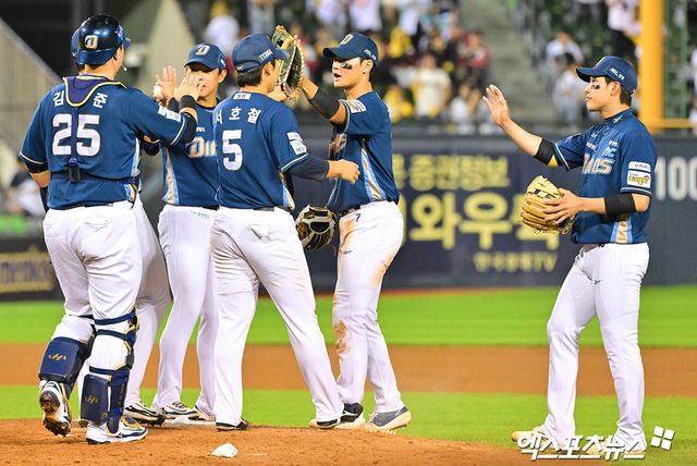 1일 오후 서울 송파구 잠실야구장에서 열린 '2025 신한 SOL Bank KBO리그' NC 다이노스와 LG 트윈스의 경기, NC가 LG에 7:3으로 승리하며 8연승을 기록했다. 이날 경기에서 승리한 NC 선수들이 기뻐하고 있다. 엑스포츠뉴스 잠실, 김한준 기자