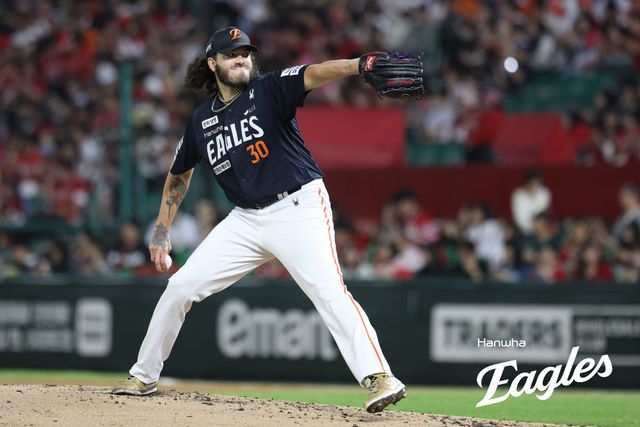 한화 이글스 코디 폰세는 1일 인천SSG랜더스필드에서 열린 2025 신한 SOL Bank KBO리그 SSG 랜더스와의 원정경기에서 선발투수로 등판해 SSG 랜더스 드류 앤더슨을 제치고 탈삼진 부문 단독 1위를 탈환, 사실상 4관왕을 확정했다. 한화 이글스