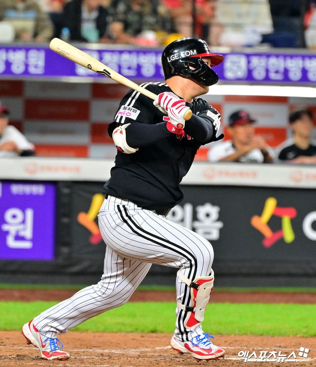지난달 29일 오후 대전 한화생명 볼파크에서 열린 '2025 신한 SOL Bank KBO리그' LG 트윈스와 한화 이글스의 경기, 8회초 1사 LG 문보경이 중전안타를 날리고 있다. 엑스포츠뉴스 DB