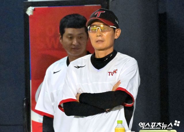 지난달 30일 오후 서울 송파구 잠실야구장에서 열린 '2025 신한 SOL Bank KBO리그' 두산 베어스와 LG 트윈스의 경기, LG 염경엽 감독이 경기를 지켜보고 있다. 엑스포츠뉴스 DB