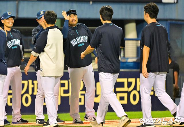 1일 오후 서울 송파구 잠실야구장에서 열린 '2025 신한 SOL Bank KBO리그' NC 다이노스와 LG 트윈스의 경기, NC가 LG에 7:3으로 승리하며 8연승을 기록했다. 이날 경기에서 승리한 NC 이호준 감독이 선수들과 하이파이브를 하고 있다. 엑스포츠뉴스 잠실, 김한준 기자