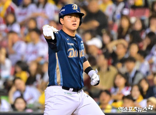 1일 오후 서울 송파구 잠실야구장에서 열린 '2025 신한 SOL Bank KBO리그' NC 다이노스와 LG 트윈스의 경기, 4회초 1사 만루 NC 김형준이 2타점 적시타를 날리고 있다. 엑스포츠뉴스 잠실, 김한준 기자