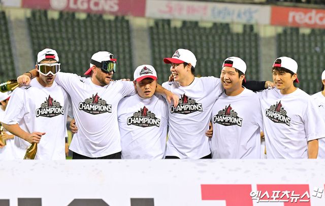 1일 오후 서울 송파구 잠실야구장에서 열린 '2025 신한 SOL Bank KBO리그' NC 다이노스와 LG 트윈스의 경기, 정규시즌 우승을 확정지은 LG 선수들이 기뻐하고 있다. 엑스포츠뉴스 잠실, 김한준 기자